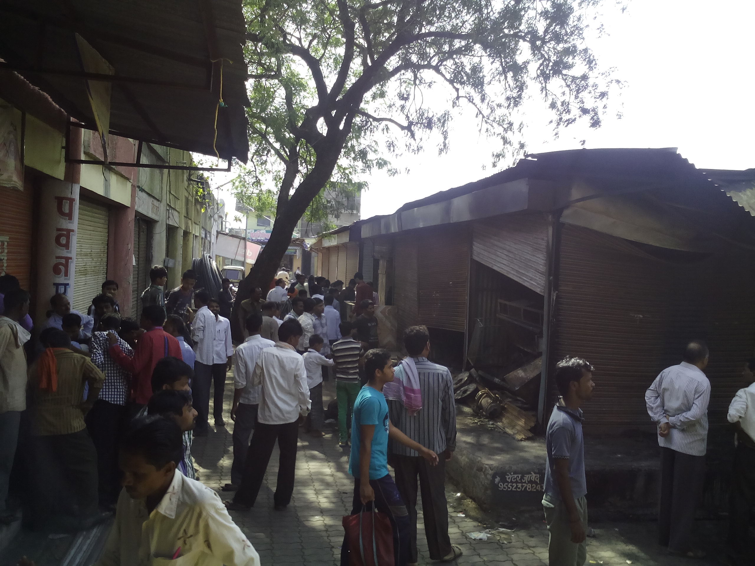 आगीत आठ दुकाने खाक, २० लाखाचे नुकसान 