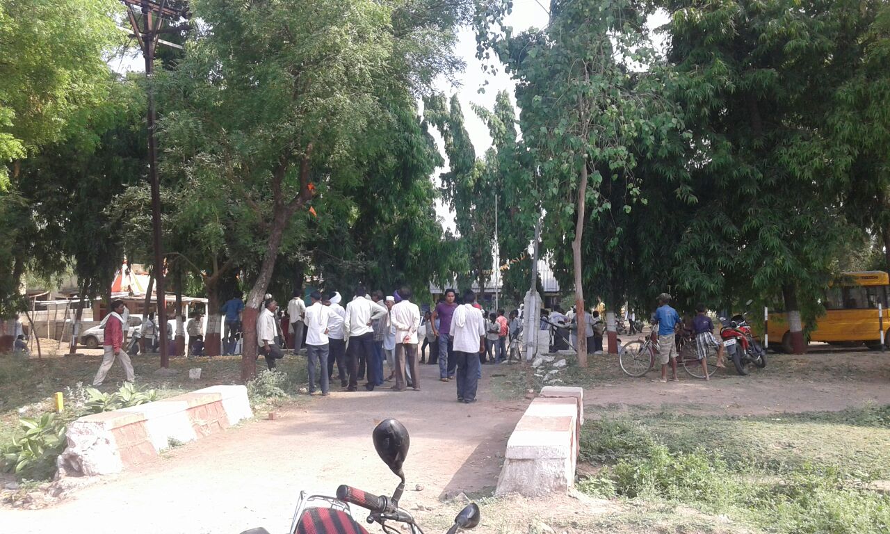  मारहाण केल्याने युवकाची आत्महत्या, गावकºयांची लाडखेड ठाण्यावर धडक 