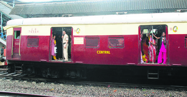 धावत्या रेल्वेतून फेकले