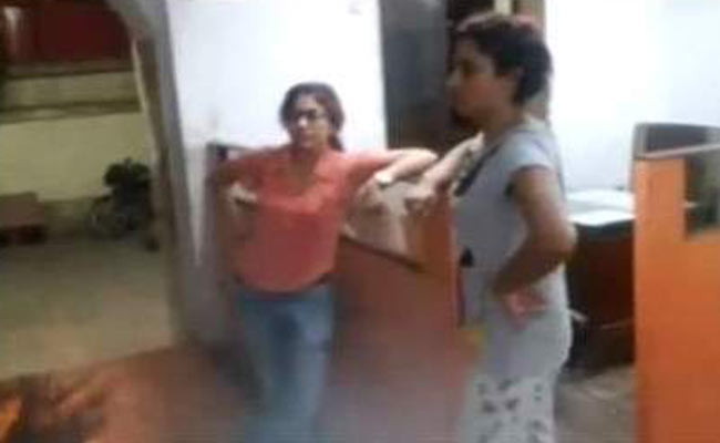 दोन मॉडेल्सचा पोलीस ठाण्यात गोंधळ