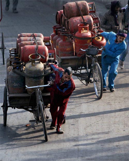 विना-अनुदानित सिलेंडरच्या किंमतीत पाच रुपयांनी कपात