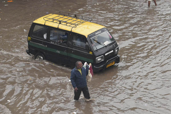 मुसळधार पावसामुळे दिल्लीतील जनजीवन विस्कळीत